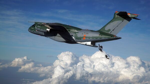 Avião KC-390, cargueiro militar fabricado pela Embraer - Sputnik Brasil