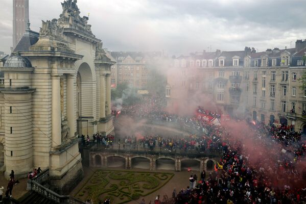 Jogadores do Lille acenam aos fãs após ganhar o Campeonato Francês da primeira liga, França, 24 de maio de 2021 - Sputnik Brasil