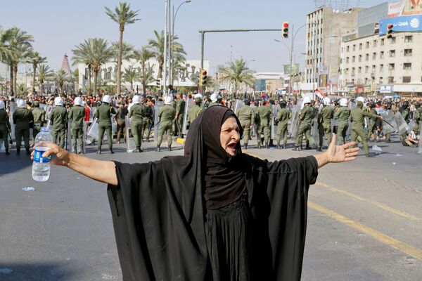 Mulher gesticula durante protesto antigovernamental em Bagdá, Iraque, 25 de maio de 2021 - Sputnik Brasil