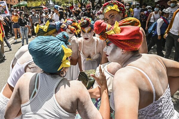 Artistas fazem exibição durante recente protesto antigovernamental contra o presidente colombiano Iván Duque, em Medellin, Colômbia, 26 de maio de 2021 - Sputnik Brasil