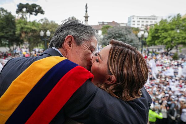 Presidente do Equador, Guillermo Lasso, abraça a primeira-dama María de Lourdes Alcívar após a tomada de posse, em Quito, Equador, 24 de maio de 2021
 - Sputnik Brasil