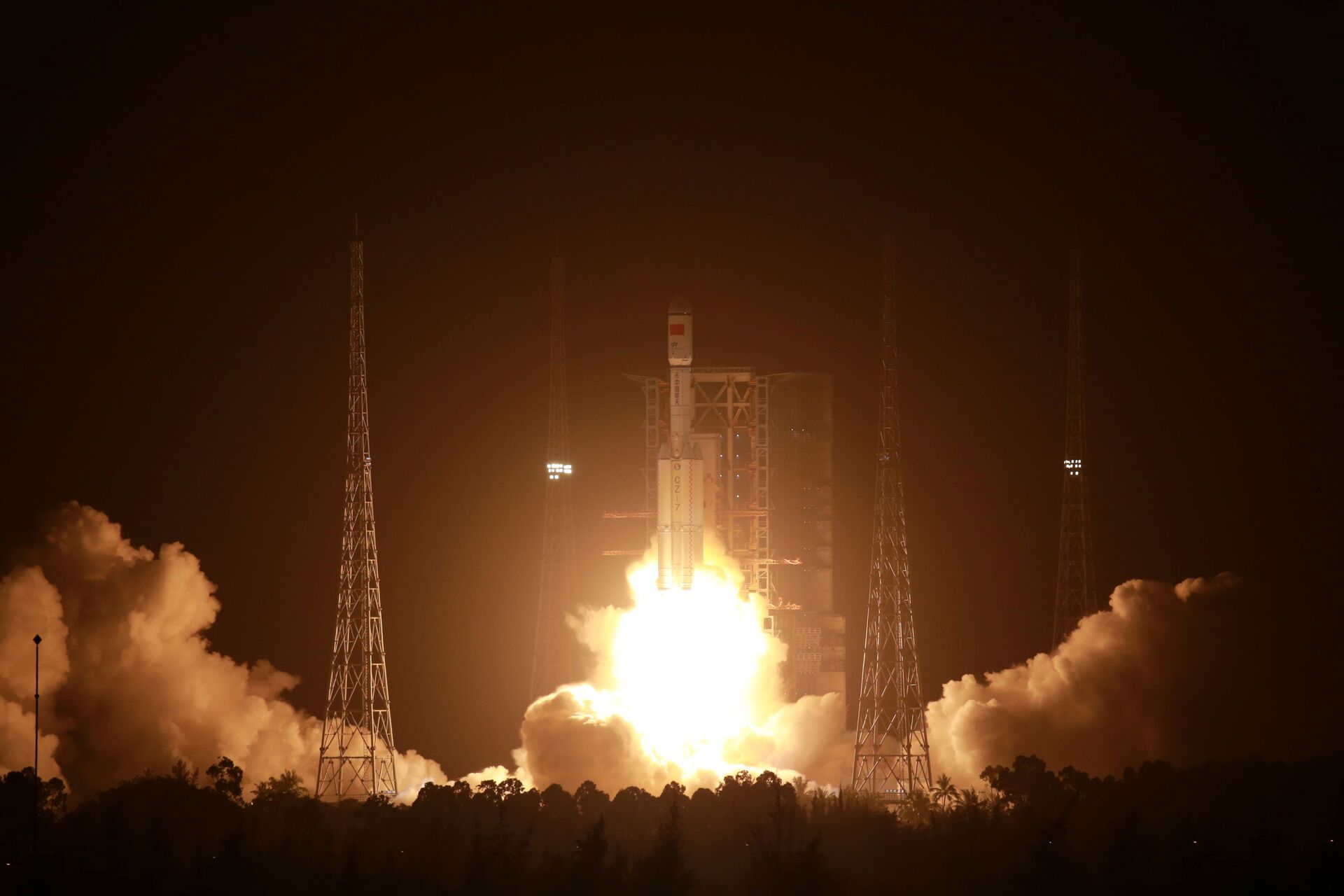 Foguete chinês Longa Marcha 7 carregando a nave de carga Tianzhou-2 decola do Centro de Lançamento Espacial Wenchang, China, 29 de maio de 2021 - Sputnik Brasil, 1920, 05.06.2022