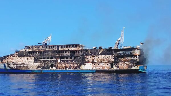 Embarcação KM Karya Indah completamente destruída pelas chamas na Indonésia - Sputnik Brasil