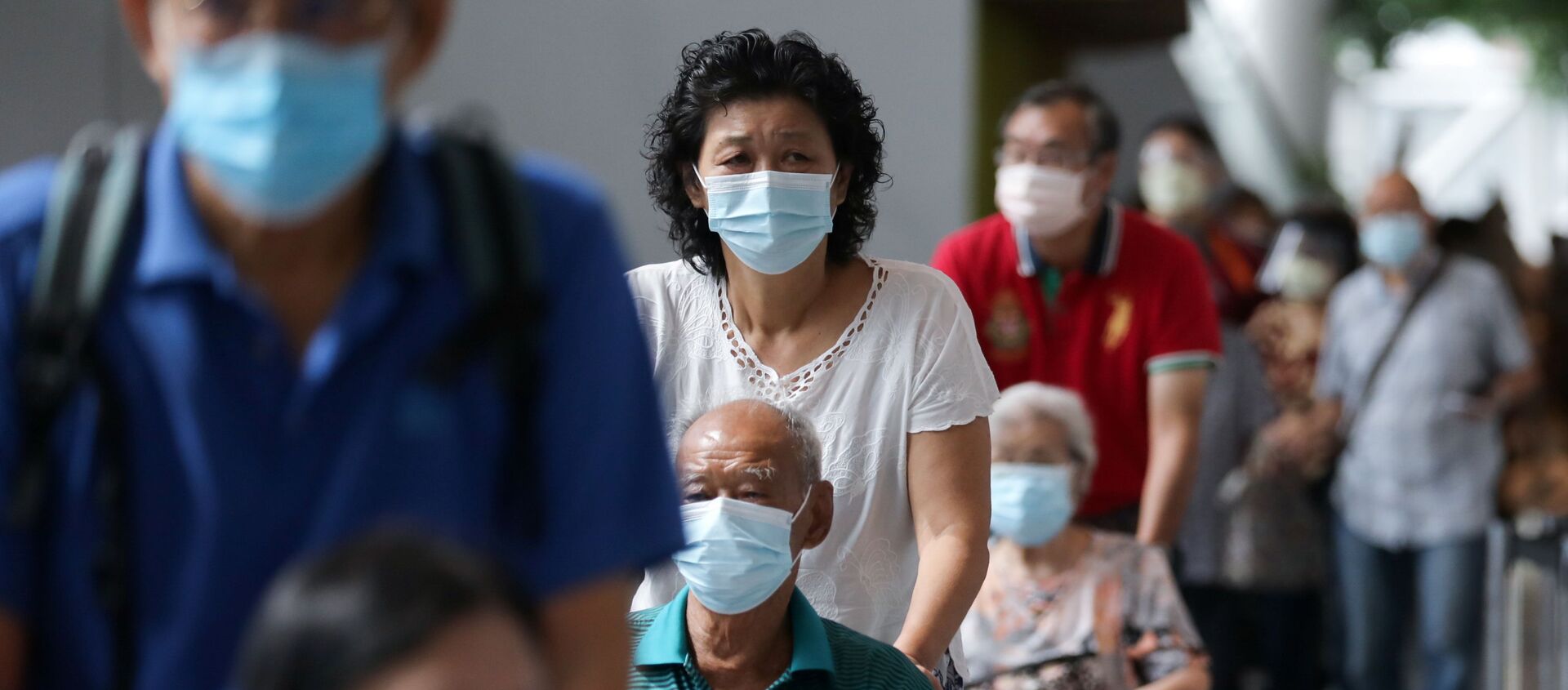 Pessoas esperam na fila para receber a vacina contra a COVID-19 em Kuala Lumpur, Malásia, 31 de maio de 2021 - Sputnik Brasil, 1920, 08.09.2021
