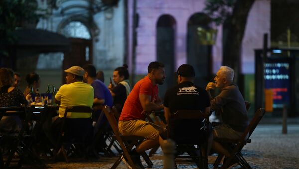 Pessoas reunidas em bar depois que a Prefeitura do Rio de Janeiro permitiu que bares e restaurantes abrissem sem restrições de horário, em meio à pandemia do novo coronavírus - Sputnik Brasil