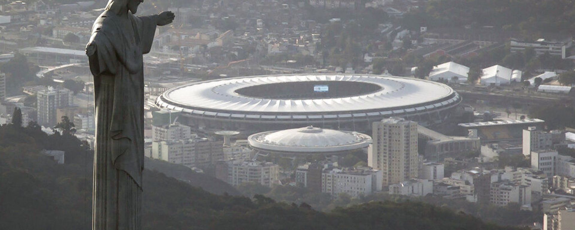 Estátua do Cristo Redentor com o estádio do Maracanã ao fundo. Foto de Arquivo - Sputnik Brasil, 1920, 22.07.2026