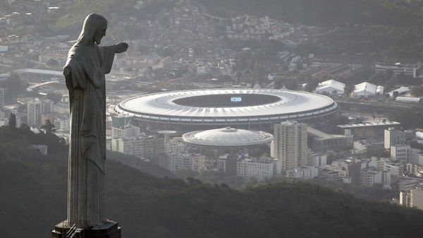 Estátua do Cristo Redentor com o estádio do Maracanã ao fundo. Foto de Arquivo - Sputnik Brasil