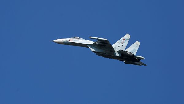 Caça multiuso Su-27 durante voo no Distrito Militar do Sul na região de Krasnodar, Rússia - Sputnik Brasil