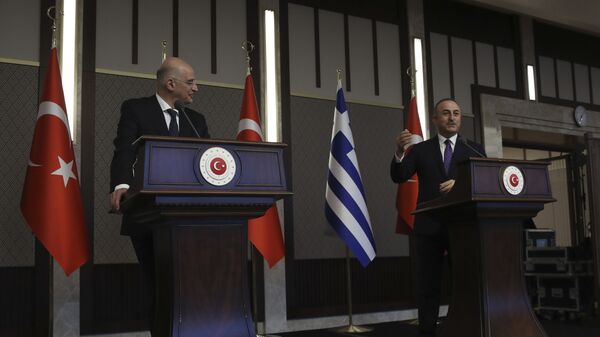 O ministro das Relações Exteriores da Grécia, Nikos Dendias, à esquerda, observa, enquanto seu homólogo turco, Mevlut Cavusoglu, gesticula enquanto fala durante uma declaração conjunta à mídia após sua reunião em Ancara, Turquia, quinta-feira, 15 de abril de 2021 - Sputnik Brasil