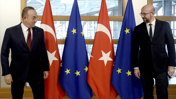 O ministro das Relações Exteriores da Turquia, Mevlut Cavusoglu, à esquerda, e o presidente do Conselho Europeu, Charles Michel, posam para uma foto antes de sua reunião na sede do Conselho Europeu em Bruxelas,  22 de janeiro de 2021.  - Sputnik Brasil