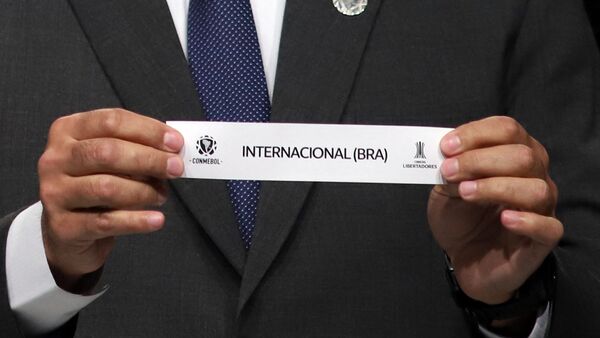 Diretor da Conmebol, Frederico Nantes, mostra cartão com inscrição Internacional (BRA), Paraguai, 1º de junho de 2021 - Sputnik Brasil
