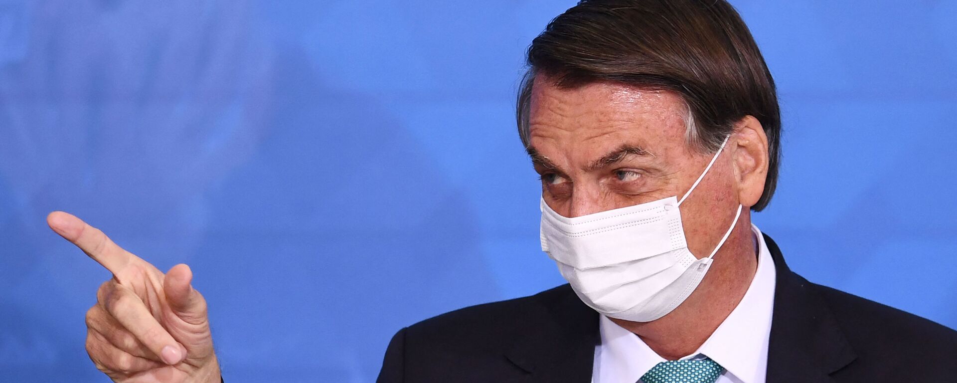 Presidente Jair Bolsonaro após cerimônia de assinatura do contrato de transferência te tecnologia de produção de vacinas com AstraZeneca, Brasília, 1º de junho de 2021 - Sputnik Brasil, 1920, 14.06.2021