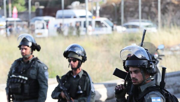 Forças de segurança israelenses seguram no local de um incidente na entrada do bairro Sheikh Jarrah, em Jerusalém Oriental, em 16 de maio de 2021 - Sputnik Brasil