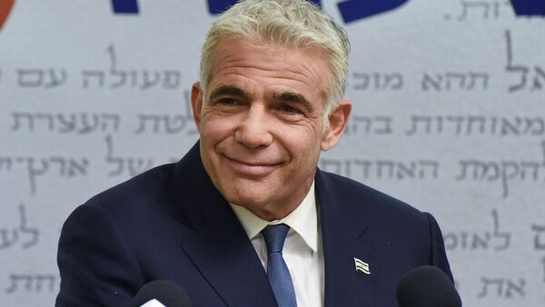 Yair Lapid, diretor do partido centrista Yesh Atid, entrega declaração à mídia antes da reunião do partido no Knesset, o parlamento de Israel, em Jerusalém, 31 de maio de 2021 - Sputnik Brasil