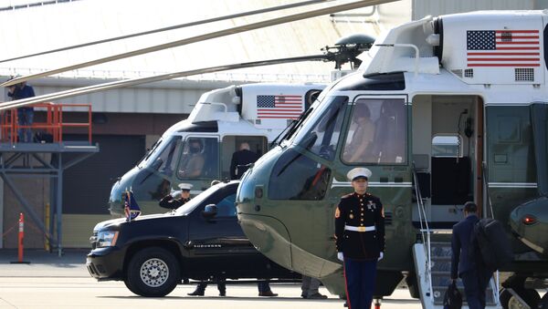 A Marine salutes as U.S. President Joe Biden boards Marine One from the Air National Guard military base in New Castle, Delaware, U.S., after a weekend trip to his home in Wilmington, May 17, 2021. - Sputnik Brasil