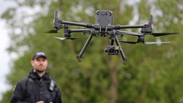 O sargento de polícia em exercício Chris Linzey pilota um drone chinês DJI Matrice M300 durante uma demonstração para a mídia na Inglaterra, em 25 de maio de 2021 (foto de arquivo) - Sputnik Brasil