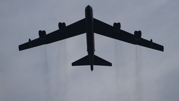 Stratofortress B-52 voa no gramado sul da Casa Branca, Washington, EUA, 4 de julho de 2020 - Sputnik Brasil