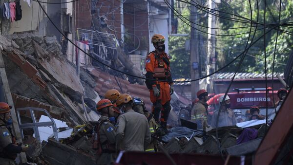 Bombeiros e equipas de resgate buscando vítimas após o desabamento de prédio no Rio das Pedras, Rio de Janeiro, 3 de junho de 2021 - Sputnik Brasil