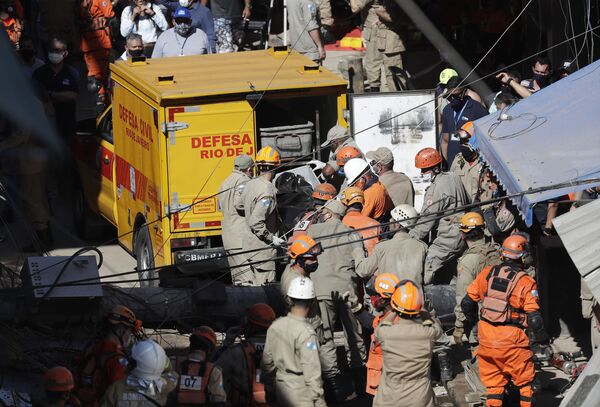 Bombeiros no local de desabamento do prédio em Rio das Pedras que deixou dois mortos e quatro feridos, 3 de junho de 2021 - Sputnik Brasil