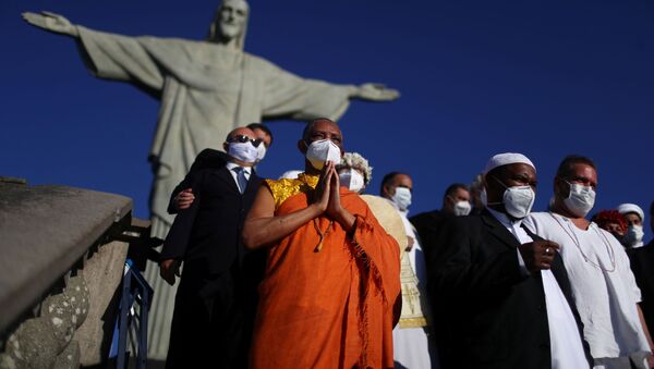 Representantes de diferentes religiões posam para foto na frente do Cristo Redentor no feriado de Corpus Christi, 3 de junho de 2021 - Sputnik Brasil