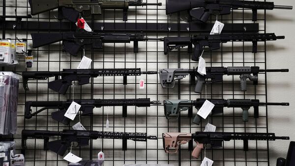 Fuzis do estilo AR-15 são exibidos em uma loja de armas em Oceanside, Califórnia (foto de arquivo) - Sputnik Brasil