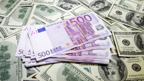 Notas de dólar e euro - Sputnik Brasil