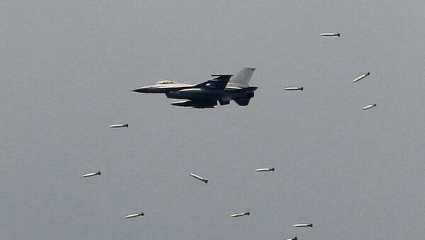 Caça KF-16 das Forças Aéreas da Coreia do Sul lança bombas durante exercícios militares em Pocheon, Coreia do Sul. Foto de Arquivo - Sputnik Brasil