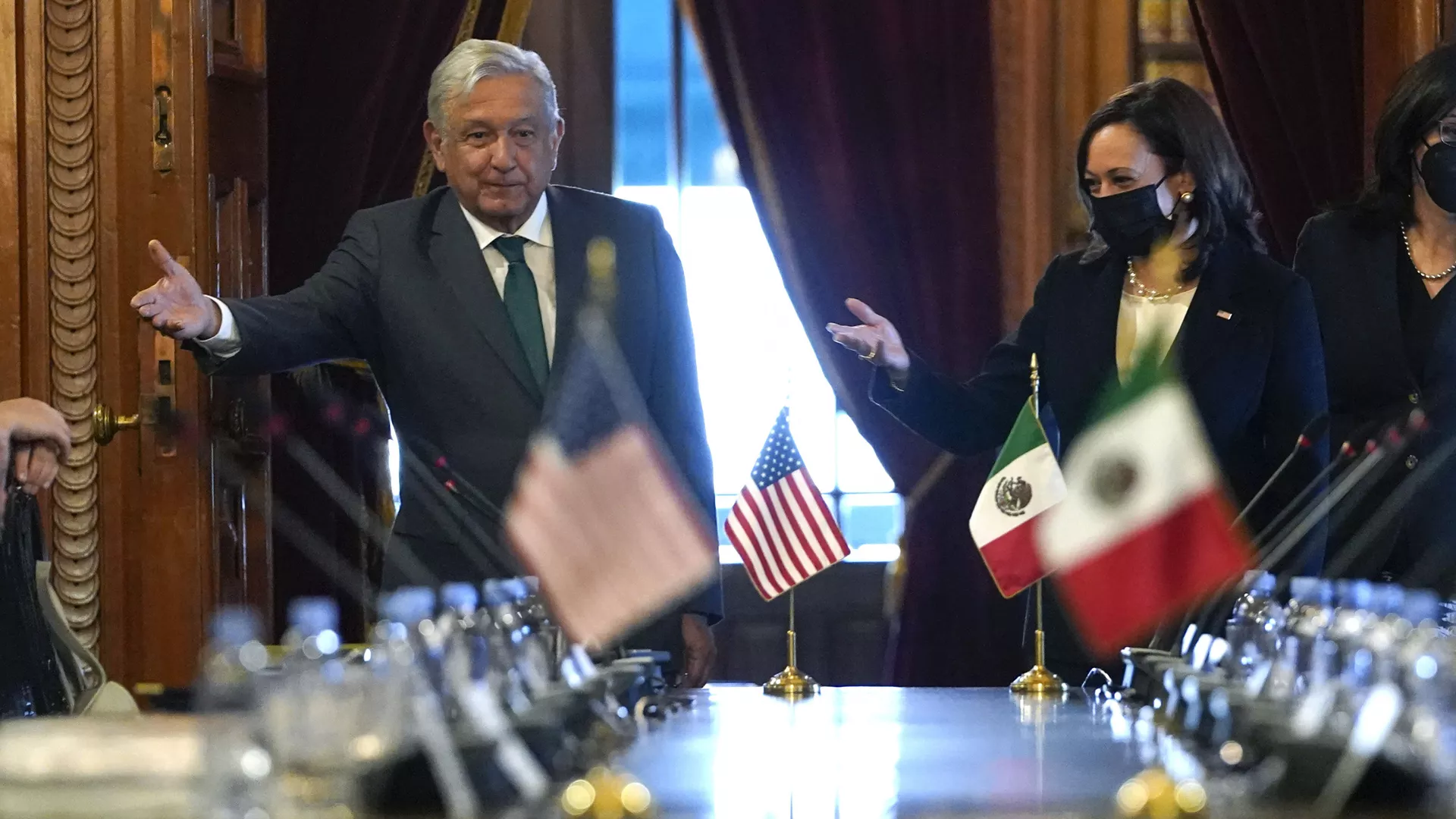 Vice-presidente dos EUA, Kamala Harris, e o presidente do México, Andrés Manuel López Obrador, chegando para uma reunião bilateral ao Palácio Nacional na cidade do México, 8 de junho de 2021 Vice-presidente dos EUA, Kamala Harris, e o presidente do México, Andrés Manuel López Obrador, chegando para uma reunião bilateral ao Palácio Nacional na cidade do México, 8 de junho de 2021 - Sputnik Brasil, 1920, 08.09.2021