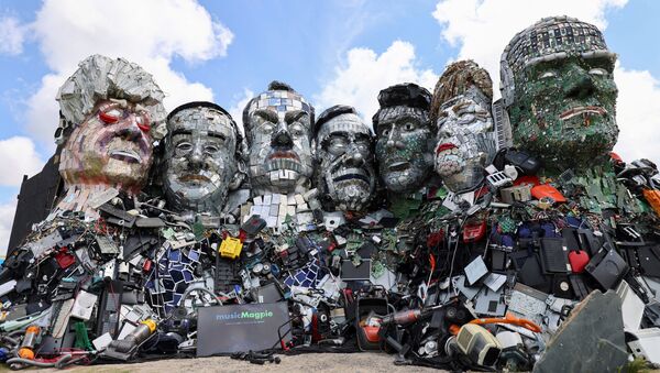 Instalação Monte Reciclar Mais que retrata os líderes do G7 feita de lixo eletrônico pelos artistas Joe Rush e Alex Wreckage, na véspera da cúpula do grupo, Cornualha, Reino Unido, 8 de junho de 2021 - Sputnik Brasil