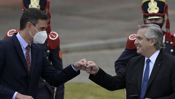 Primeiro-ministro da Espanha, Pedro Sanchez (E) e o presidente da Argentina, Alberto Fernandez (D) durante entrevista coletiva em frente à Casa Rosada em Buenos Aires em 9 de junho de 2021 - Sputnik Brasil