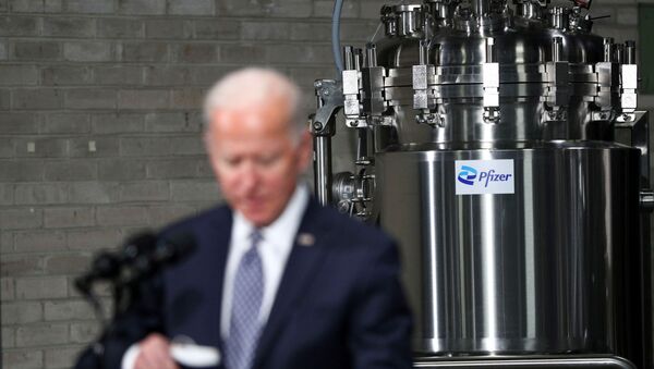 Presidente dos EUA, Joe Biden, discursa durante visita à fábrica de vacinas contra o coronavírus da farmacêutica Pfizer em Kalamazoo, Michigan, 19 de fevereiro de 2021 (foto de arquivo) - Sputnik Brasil