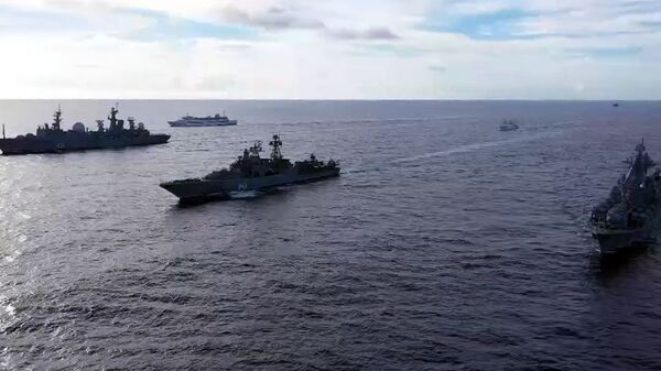 Navios da Frota do Pacífico da Rússia disparam mísseis e artilharia durante manobras (VÍDEO)