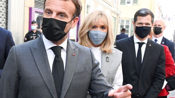Emmanuel Macron, presidente da França, Brigitte Macron, sua esposa, e Nicolas Daragon, prefeito de Valence, França, caminham por uma rua em Valence, França, 8 de junho de 2021 - Sputnik Brasil