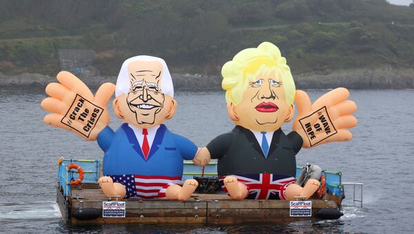Bonecos infláveis retratando o presidente dos EUA, Joe Biden, e o premiê britânico, Boris Johnson, em um pontão, em Falmouth, Reino Unido, na véspera da cúpula do G7, 11 de junho de 2021 - Sputnik Brasil