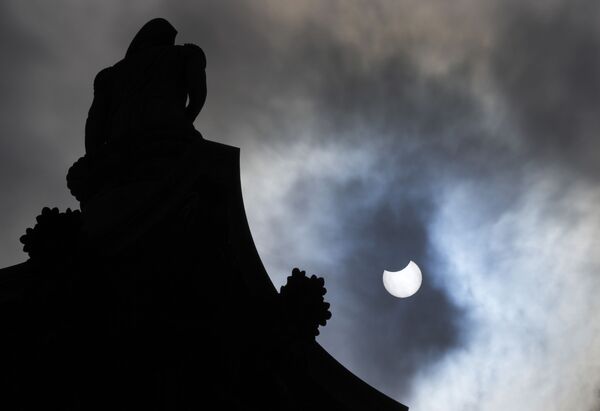 Eclipse parcial do Sol por atrás da coluna de Nelson na praça Trafalgar, Londres, Reino Unido, 10 de junho de 2021 - Sputnik Brasil