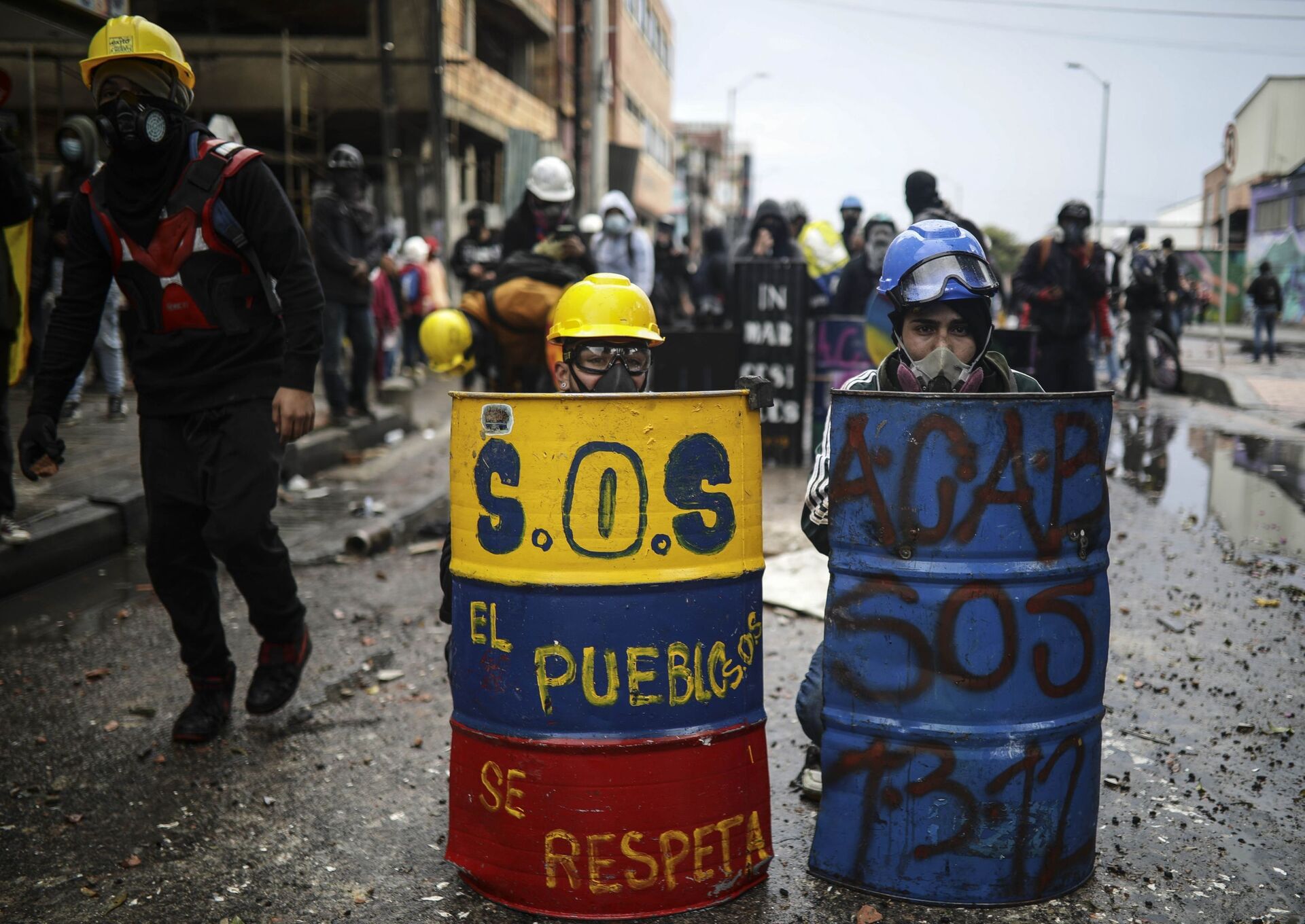 Manifestantes antigovernamentais se escondem atrás de escudos improvisados para protestar violência policial durante confrontos com a polícia em Bogotá, Colômbia, 9 de junho de 2021 - Sputnik Brasil, 1920, 09.11.2021