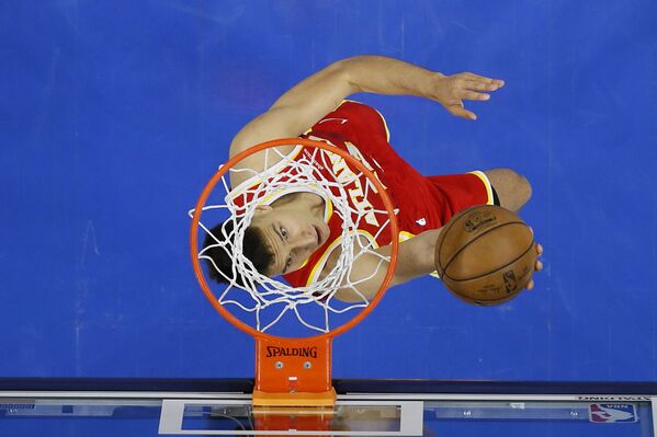 Bogdan Bogdanovic, do clube de basquetebol Atlanta Hawks, sobe para um chute durante jogo de playoff da associação de basquetebol NBA contra o clube Filadélfia 76ers, em Filadélfia, Pensilvânia, EUA, 8 de junho de 2021 - Sputnik Brasil