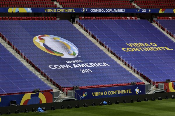 Funcionários preparam o Estádio Nacional, que sediará o jogo de abertura, em 13 de junho, do torneio de futebol da Copa América em Brasília, Brasil, 11 de junho de 2021 - Sputnik Brasil