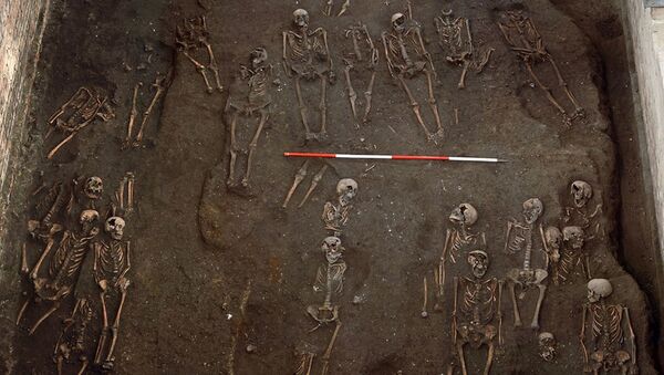 Vista dos esqueletos escavados do hospital João, o Apóstolo - Sputnik Brasil