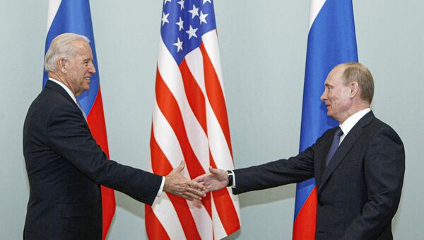 O então vice-presidente Joe Biden, à esquerda, aperta a mão do então primeiro-ministro russo, Vladimir Putin, em Moscou, Rússia, em  10 de março de 2011 - Sputnik Brasil