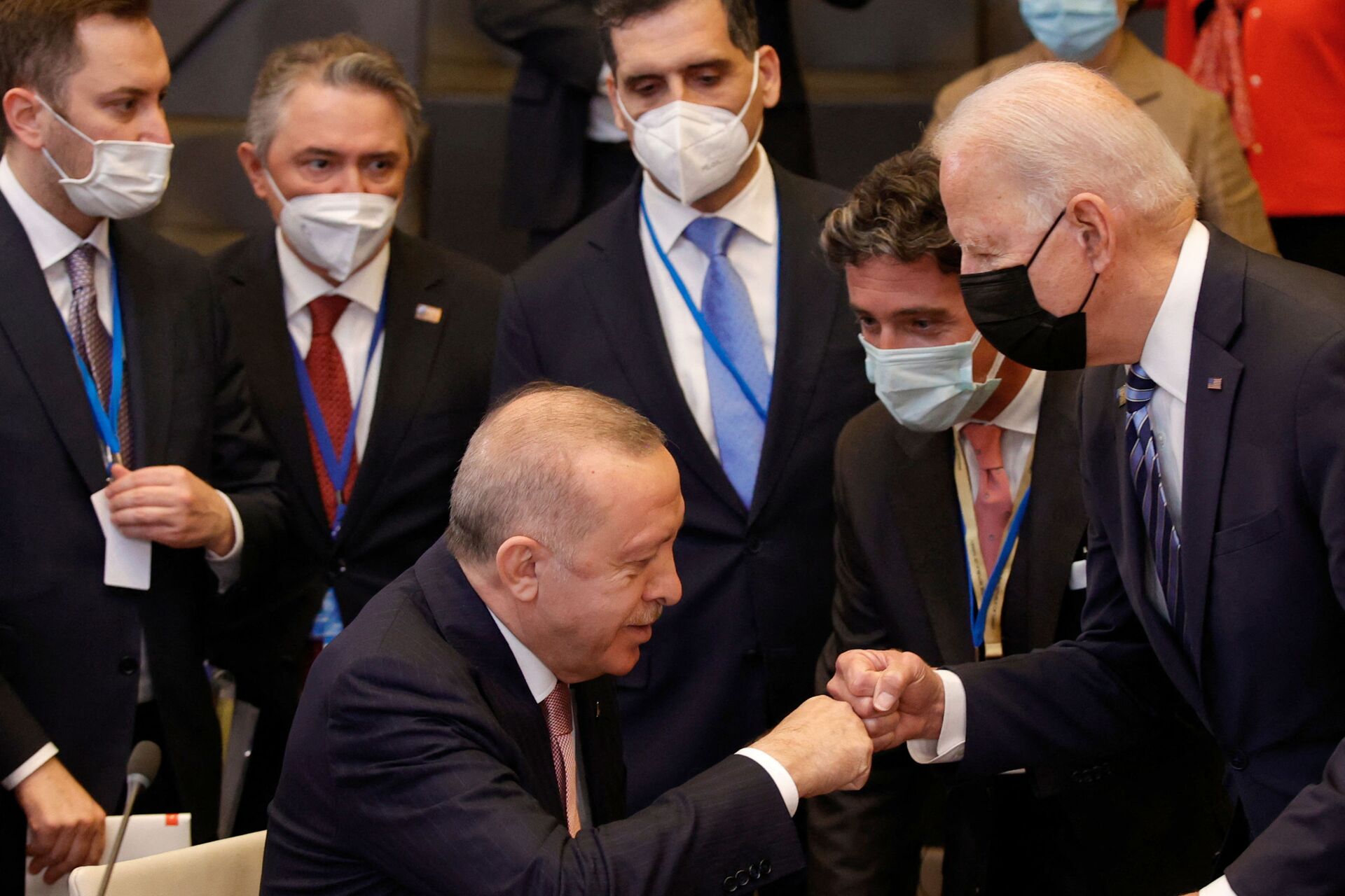Presidente da Turquia, Recep Tayyip Erdogan (C) cumprimenta o presidente dos EUA Joe Biden (D) durante sessão plenária na cúpula da OTAN em Bruxelas, segunda-feira, 14 de junho de 2021 - Sputnik Brasil, 1920, 19.05.2022