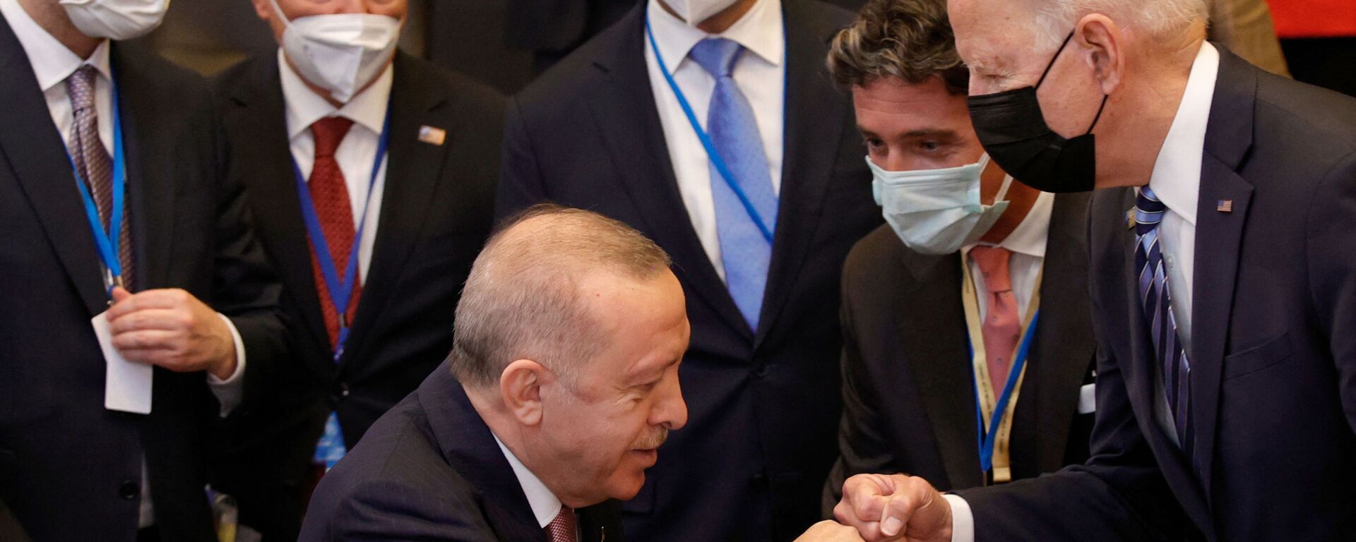 Presidente da Turquia, Recep Tayyip Erdogan (sentado), cumprimenta o presidente dos EUA, Joe Biden (de máscara preta), durante sessão plenária na cúpula da Organização do Tratado do Atlântico Norte (OTAN), em Bruxelas, na Bélgica, em 14 de junho de 2021 - Sputnik Brasil, 1920, 17.05.2022