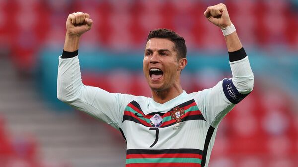 Cristiano Ronaldo celebra terceiro gol da partida da Seleção Portuguesa contra a Hungria na Eurocopa, 15 de junho de 2021 - Sputnik Brasil
