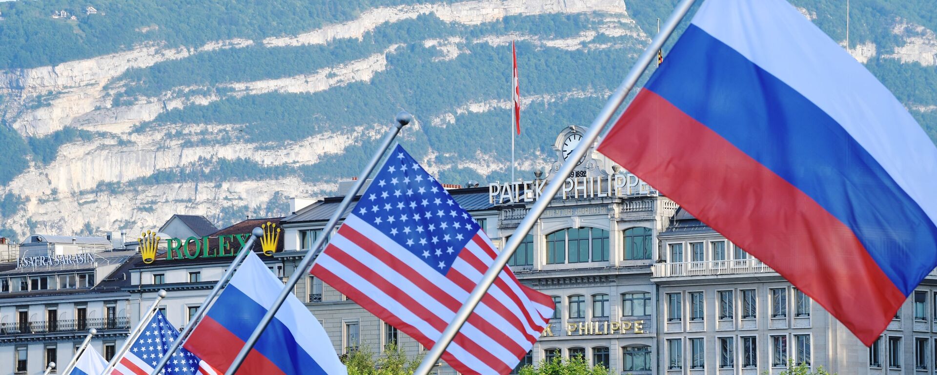 Bandeiras da Rússia e EUA em Genebra antes da cúpula entre Vladimir Putin e Joe Biden, 16 de junho de 2021 - Sputnik Brasil, 1920, 01.05.2022