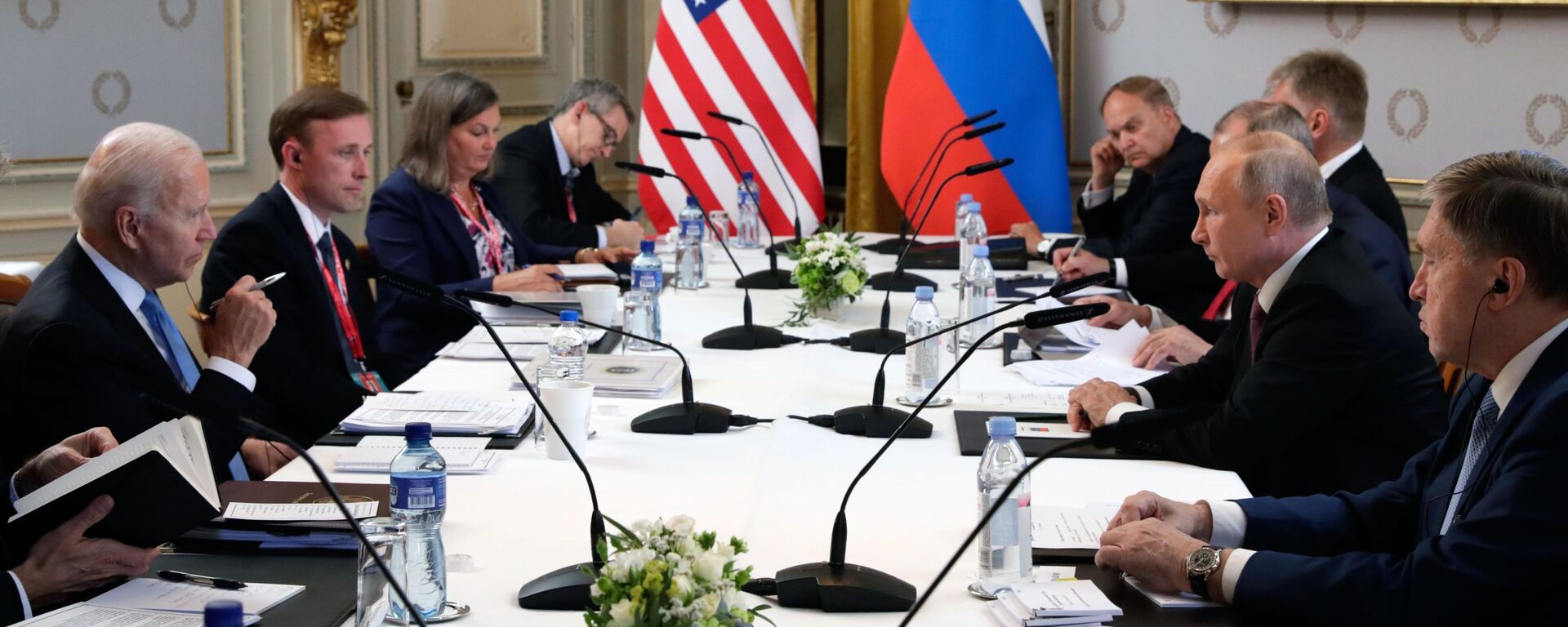 Delegações da Rússia e dos EUA participando da cúpula em Genebra, 16 de junho de 2021 - Sputnik Brasil, 1920, 31.12.2021
