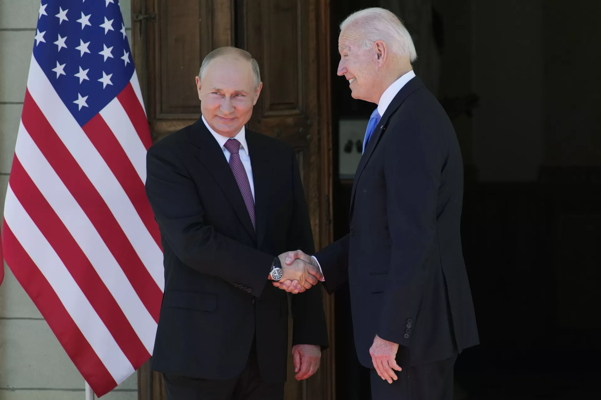 Presidente russo Vladimir Putin (à esquerda) aperta a mão de seu homólogo norte-americano Joe Biden durante cúpula EUA-Rússia em Genebra, Suíça, 16 de junho de 2021 Presidente russo Vladimir Putin (à esquerda) aperta a mão de seu homólogo norte-americano Joe Biden durante cúpula EUA-Rússia em Genebra, Suíça, 16 de junho de 2021 - Sputnik Brasil, 1920, 22.02.2022