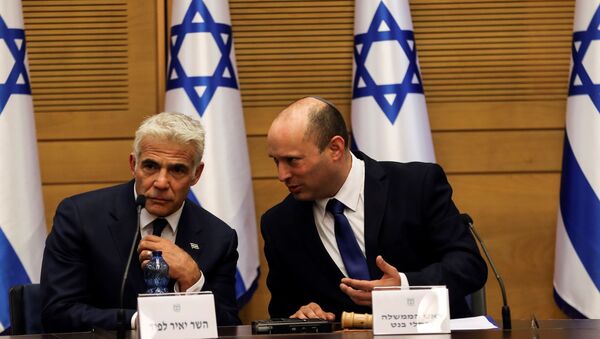 Naftali Bennett, primeiro-ministro de Israel (à direita), e Yair Lapid, ministro das Relações Exteriores de Israel, participam de sua primeira reunião de gabinete no Knesset, o Parlamento israelense, em Jerusalém, 13 de junho de 2021 - Sputnik Brasil
