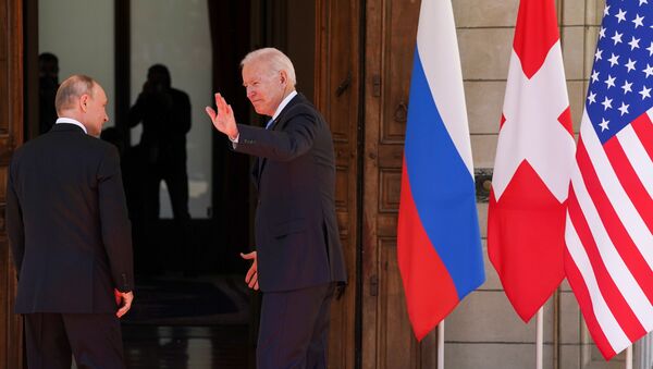 Joe Biden e Vladimir Putin durante as conversações em Genebra, 16 de junho de 2021 - Sputnik Brasil
