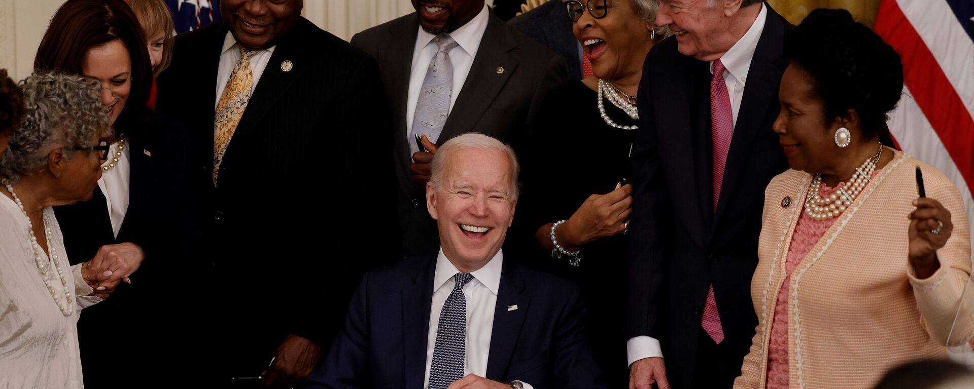 O presidente dos EUA, Joe Biden, ri com o vice-presidente Kamala Harris e membros do Congresso enquanto sanciona feriado federal, em Washington, EUA, em 17 de junho de 2021 - Sputnik Brasil, 1920, 03.04.2022