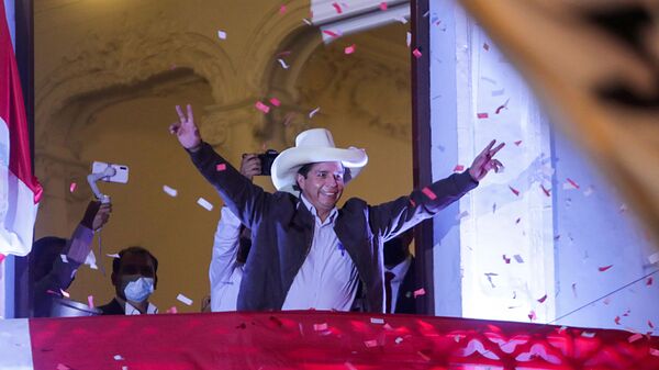 O candidato presidencial do Peru, Pedro Castillo, dirige-se a apoiadores na sede do partido Peru Livre em Lima, Peru, 15 de junho de 2021. - Sputnik Brasil
